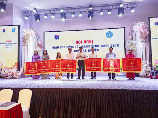 Sao Thái Dương vinh dự nhận cờ thi đua của Bộ Y Tế